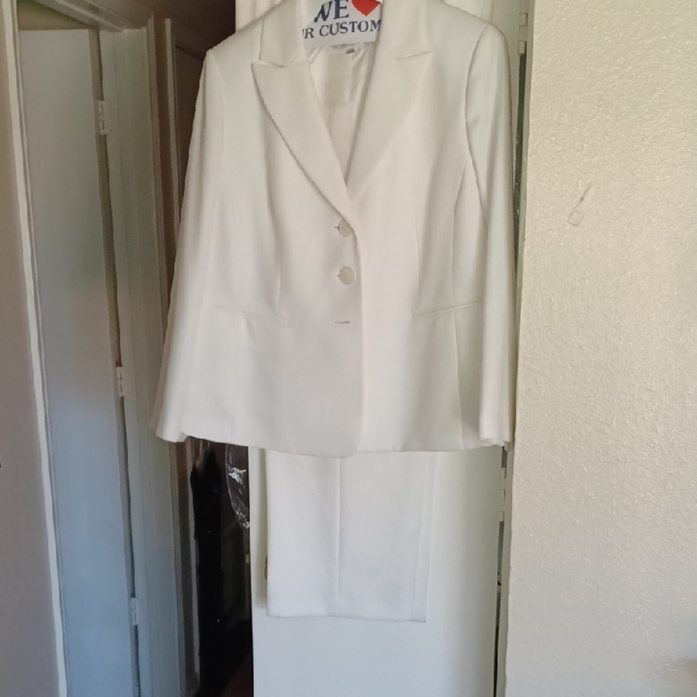 Le Suit Ivory Blazer and Skirt Ensemble